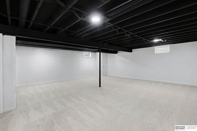 15539 Arbor Street, Omaha, NE 68144