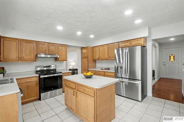 15539 Arbor Street, Omaha, NE 68144