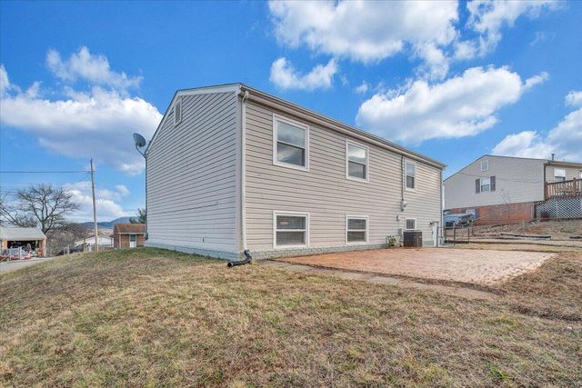 2868 Silver Leaf DR, Salem, VA 24153