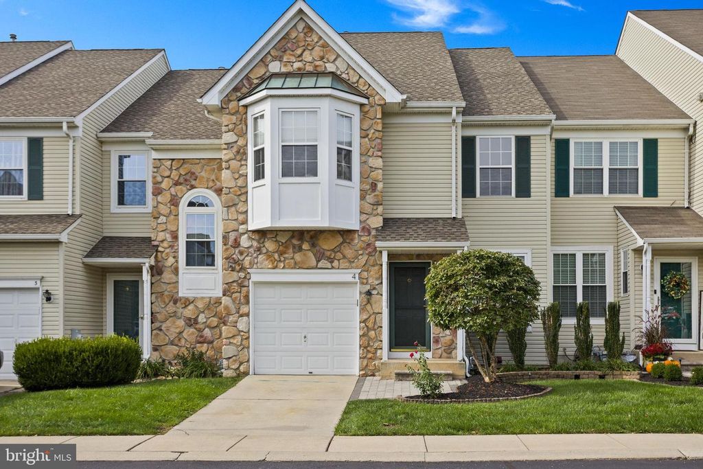 4 BARCLAY CT, Bordentown, NJ 08505