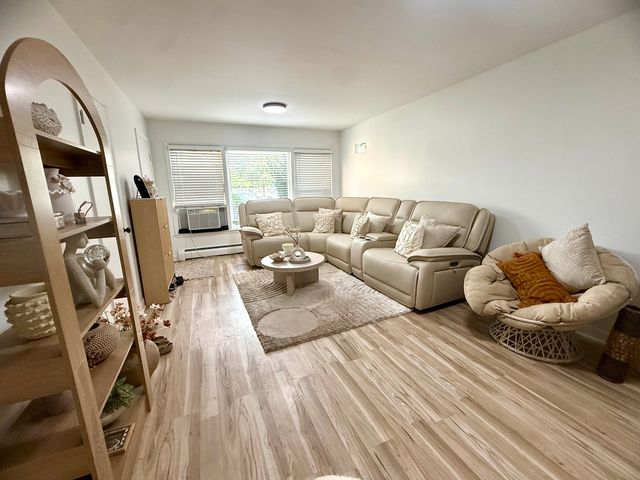 2308 Oakton Street 1, Park Ridge, IL 60068