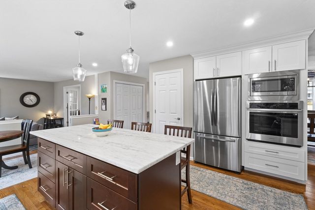 25 Farmington Dr, Shrewsbury, MA 01545