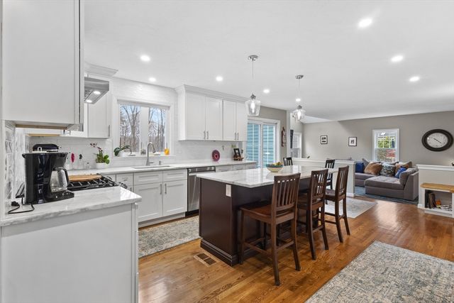 25 Farmington Dr, Shrewsbury, MA 01545