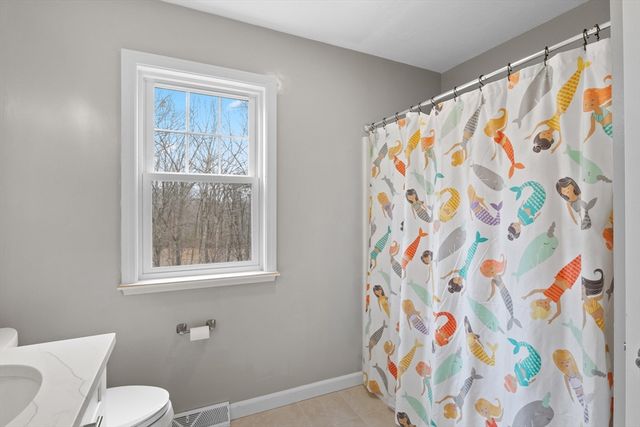 25 Farmington Dr, Shrewsbury, MA 01545