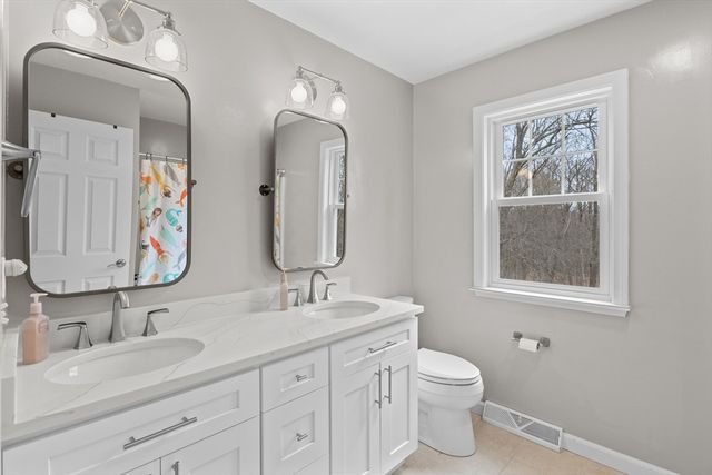 25 Farmington Dr, Shrewsbury, MA 01545