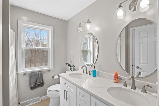 25 Farmington Dr, Shrewsbury, MA 01545