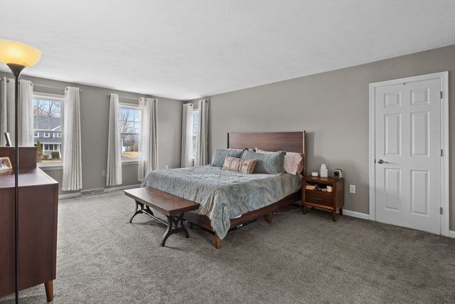 25 Farmington Dr, Shrewsbury, MA 01545