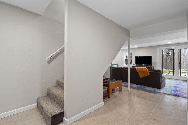 25 Farmington Dr, Shrewsbury, MA 01545