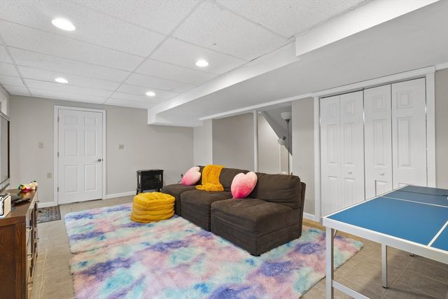 25 Farmington Dr, Shrewsbury, MA 01545