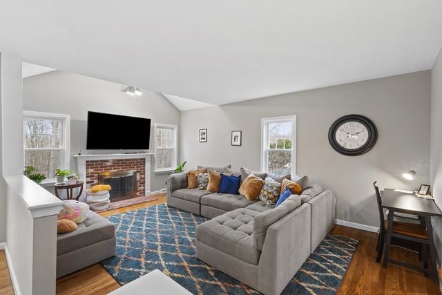 25 Farmington Dr, Shrewsbury, MA 01545
