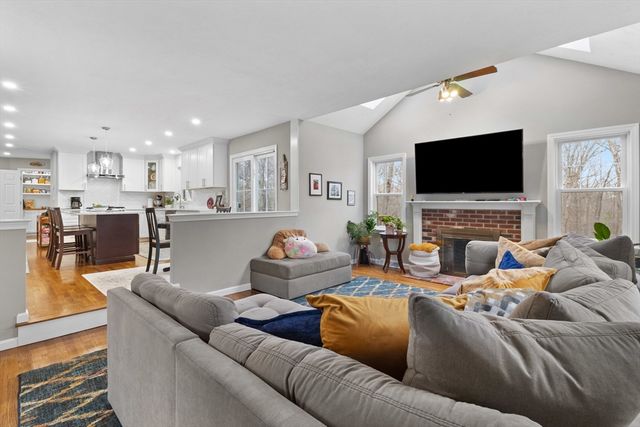 25 Farmington Dr, Shrewsbury, MA 01545