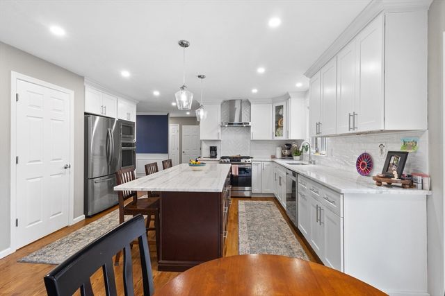 25 Farmington Dr, Shrewsbury, MA 01545