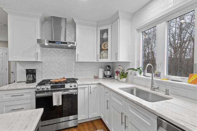 25 Farmington Dr, Shrewsbury, MA 01545