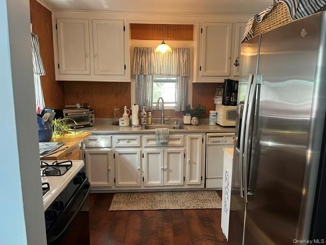 27 Rose Street, Islip, NY 11751