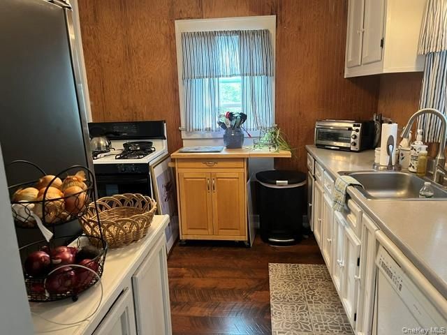 27 Rose Street, Islip, NY 11751