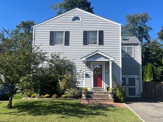 27 Rose Street, Islip, NY 11751