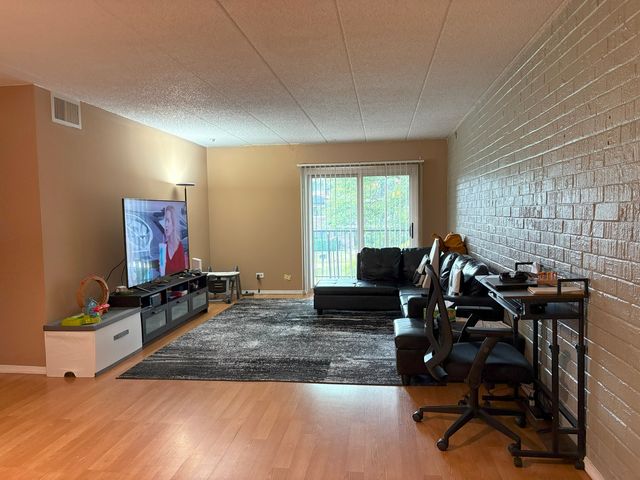 3854 S Parkway Drive S 2C, Northbrook, IL 60062