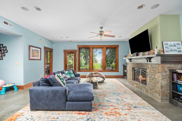 8828 Willett LN, Bent Mountain, VA 24059