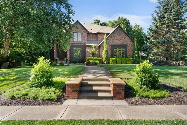 301 NW Rockhill Circle, Lee's Summit, MO 64081