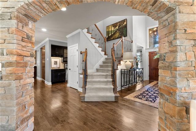 301 NW Rockhill Circle, Lee's Summit, MO 64081