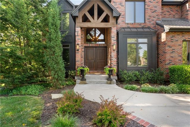 301 NW Rockhill Circle, Lee's Summit, MO 64081