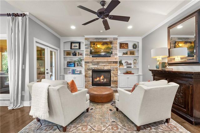301 NW Rockhill Circle, Lee's Summit, MO 64081