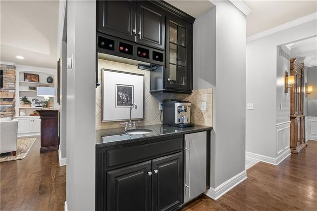 301 NW Rockhill Circle, Lee's Summit, MO 64081