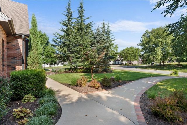 301 NW Rockhill Circle, Lee's Summit, MO 64081