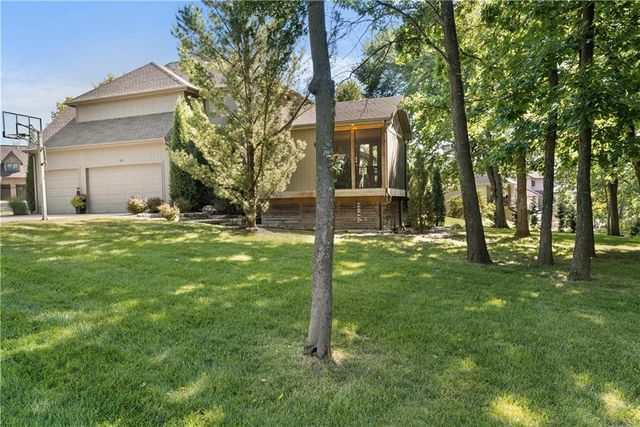 301 NW Rockhill Circle, Lee's Summit, MO 64081