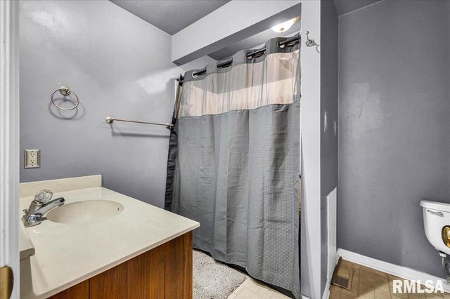 2109 GLENVIEW Drive, Pekin, IL 61554