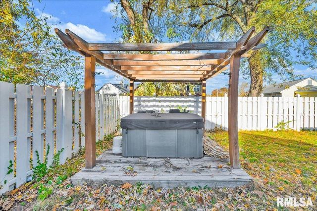 2109 GLENVIEW Drive, Pekin, IL 61554