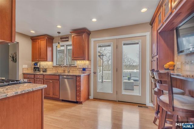 85 Larsen Road, West Milford, NJ 07480