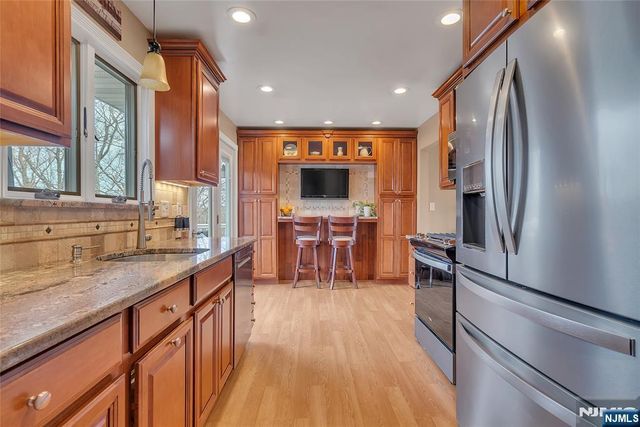 85 Larsen Road, West Milford, NJ 07480