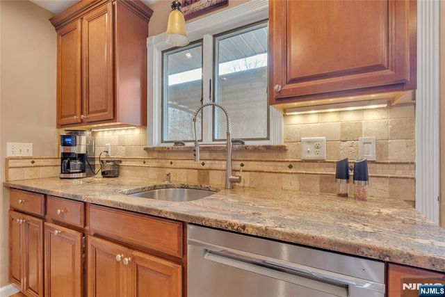 85 Larsen Road, West Milford, NJ 07480