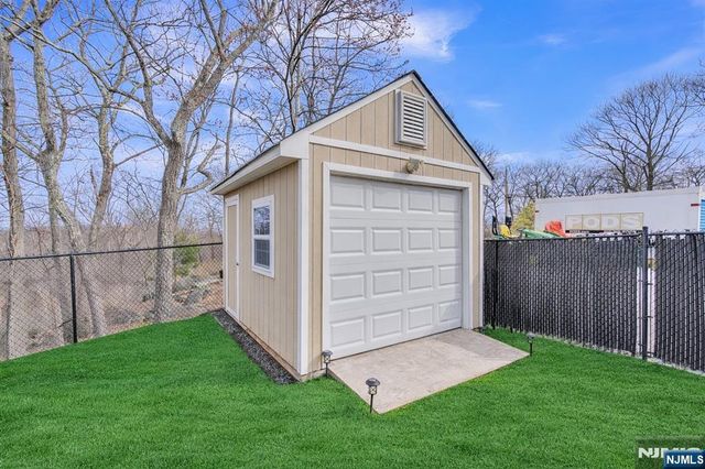 85 Larsen Road, West Milford, NJ 07480
