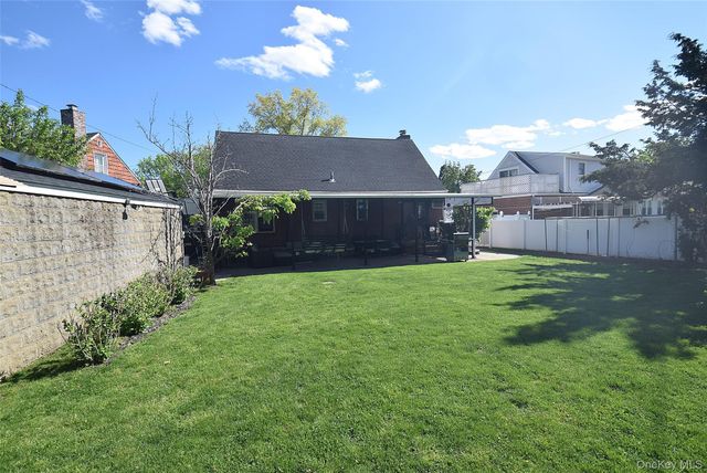 14 Plymouth Street, New Hyde Park, NY 11040
