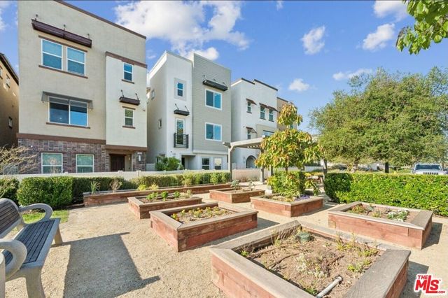 605 Daniel Freeman Circle, Inglewood, CA 90301