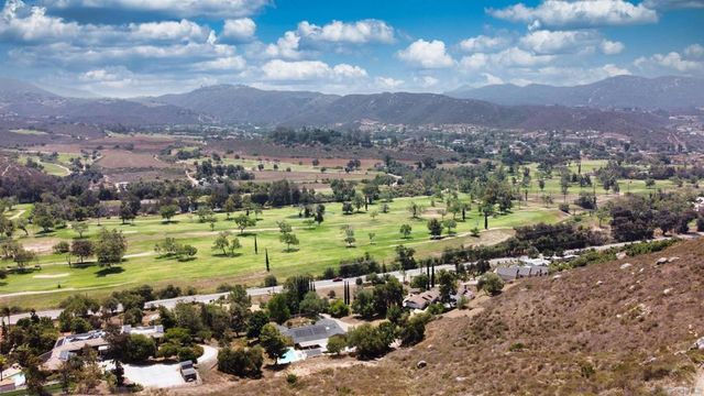 2552 Wind River Rd, El Cajon, CA 92019