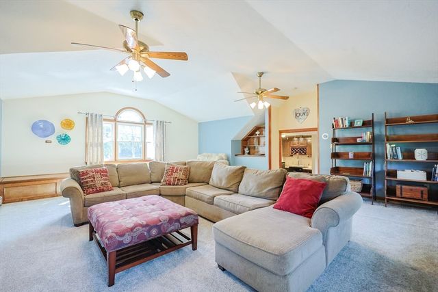 8 Hancock St, Milford, MA 01757