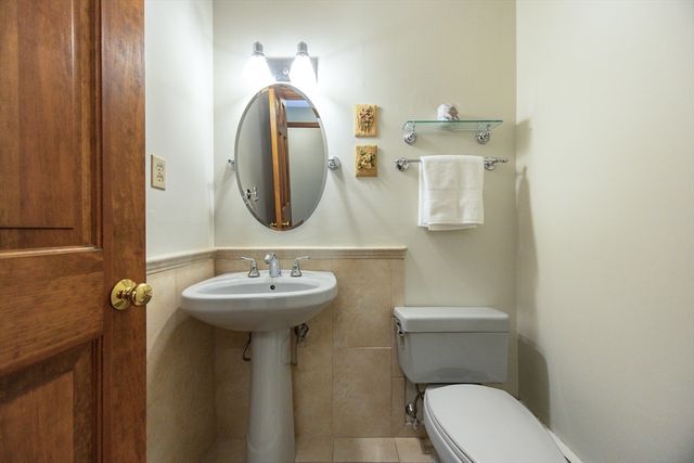 8 Hancock St, Milford, MA 01757