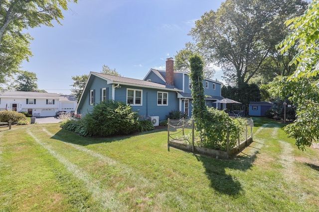 8 Hancock St, Milford, MA 01757