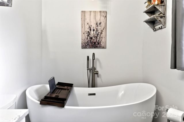 45 Due West Road, Hendersonville, NC 28792