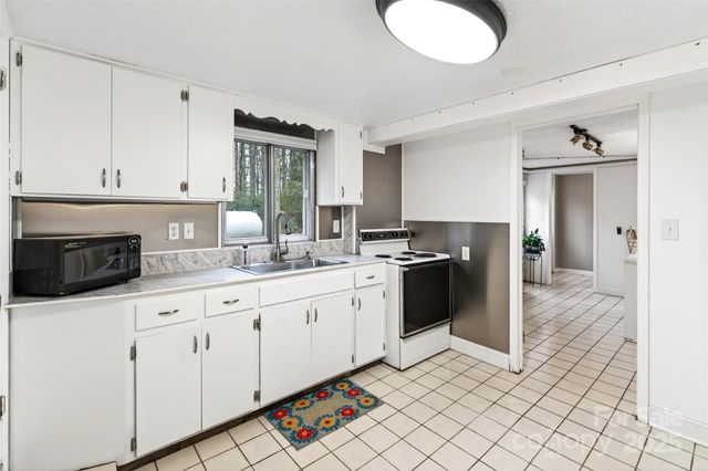 45 Due West Road, Hendersonville, NC 28792