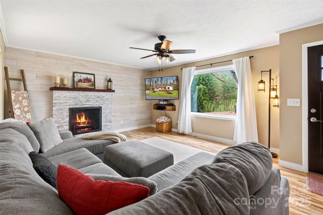 45 Due West Road, Hendersonville, NC 28792