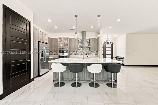 8875 NW 161st Ter, Miami Lakes, FL 33018