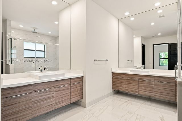 8875 NW 161st Ter, Miami Lakes, FL 33018