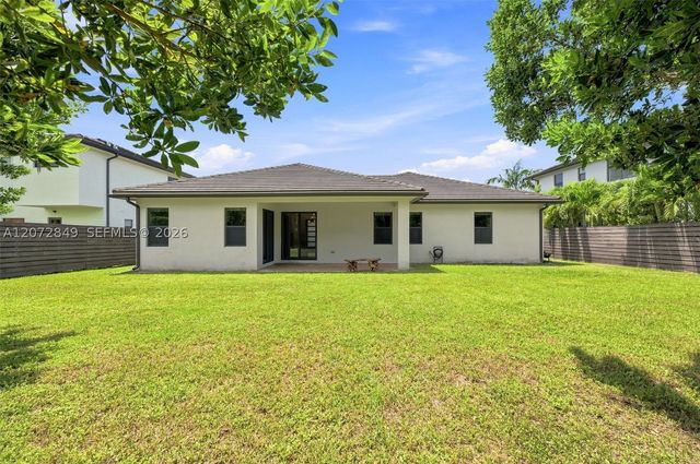 8875 NW 161st Ter, Miami Lakes, FL 33018