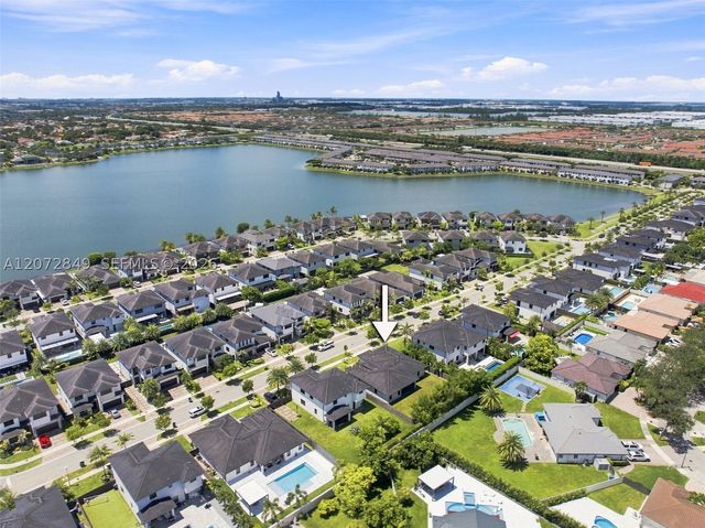8875 NW 161st Ter, Miami Lakes, FL 33018