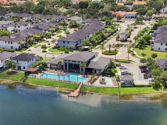 8875 NW 161st Ter, Miami Lakes, FL 33018