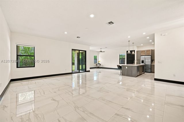 8875 NW 161st Ter, Miami Lakes, FL 33018